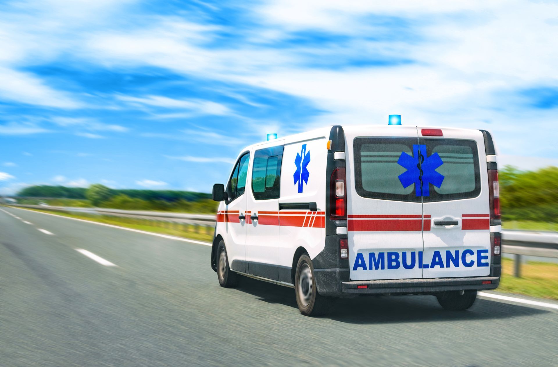 Une ambulance sur une voie rapide