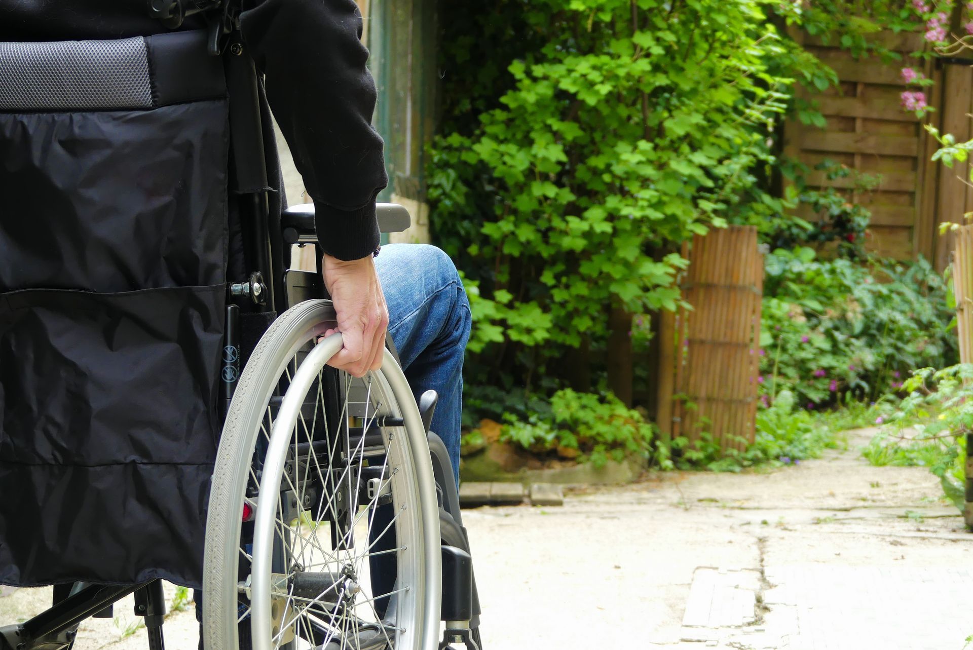 Une personne en fauteuil roulant avec de la végétation en arrière-plan