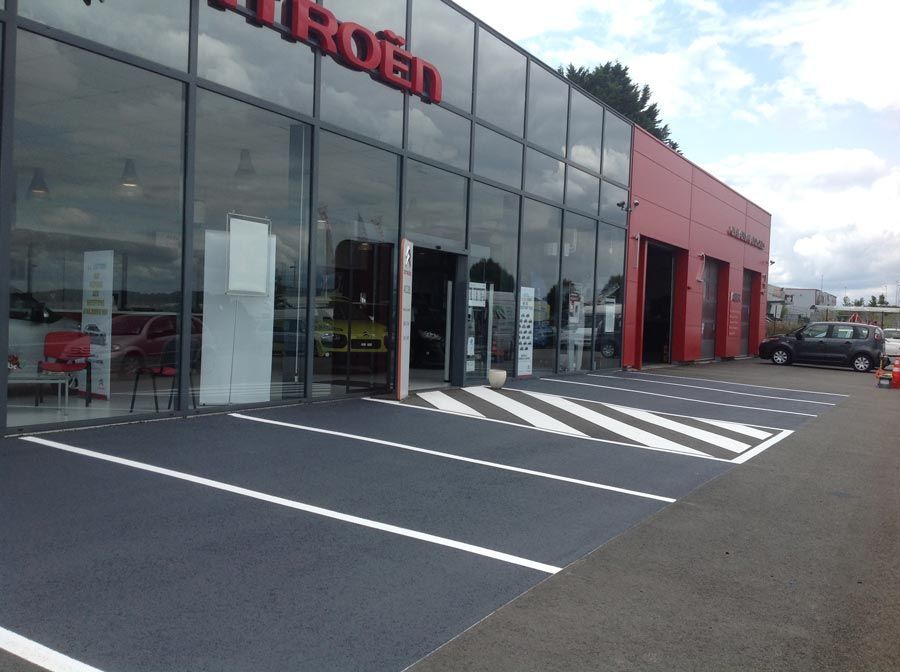 Marquage au sol devant le concessionnaire Citroën