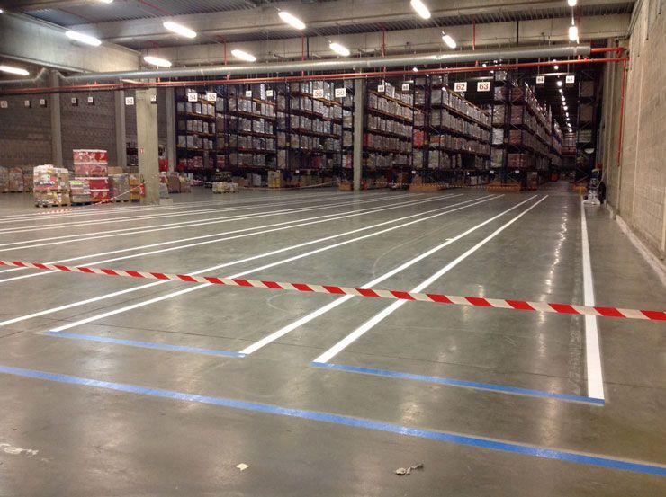 Intérieur d'un grand entrepôt de mobilier industriel