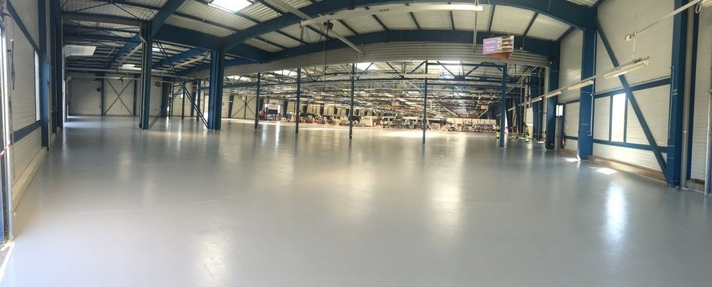 Hangar avec de la résine industrielle au sol