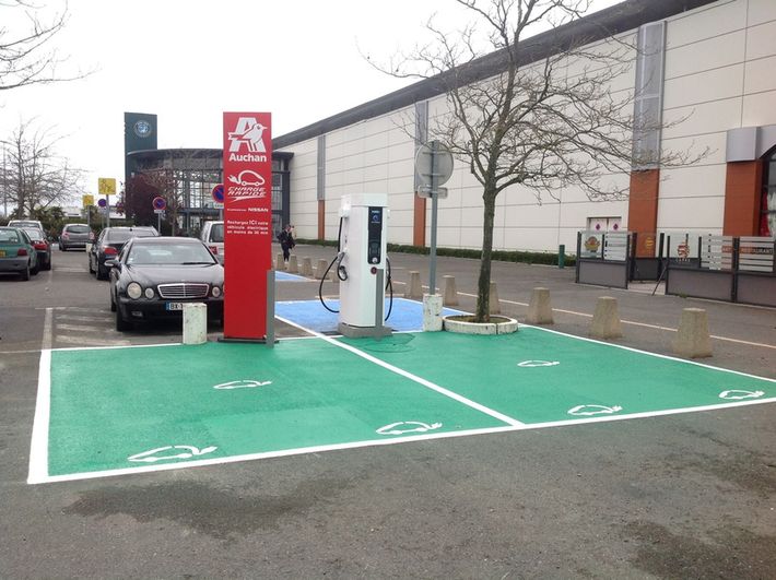 Marquage de places de parking pour véhicules électriques avec panneau professionnel Auchan