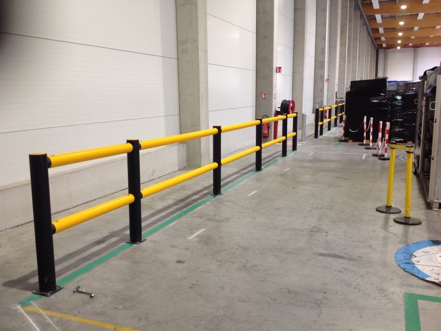 Barrière jaune dans une zone industrielle