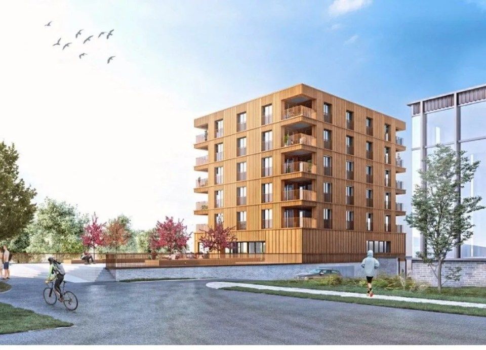 Représentation d'un immeuble d'appartements moderne en bois avec balcons, cyclistes et un coureur.