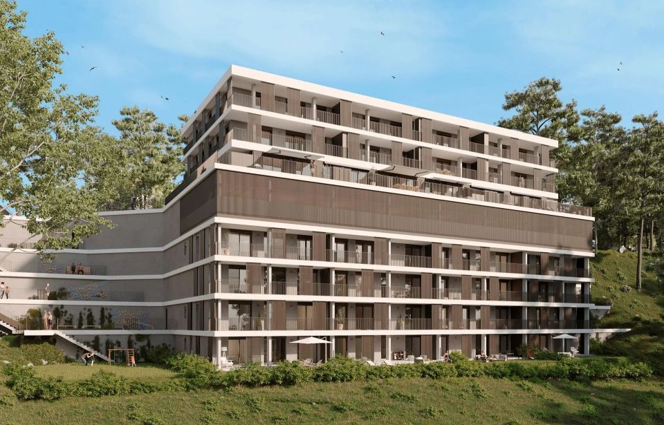 Immeuble moderne à plusieurs étages avec façade en bois sombre, balcons et niveaux en terrasses, situé au milieu des arbres.