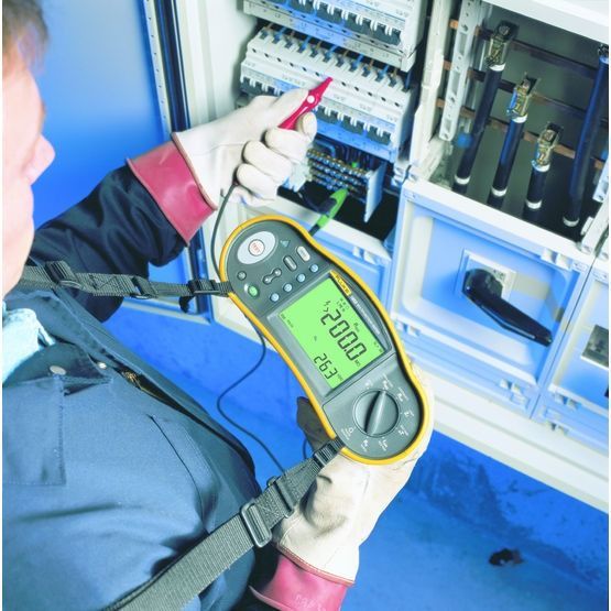 Rangées de disjoncteurs électriques dans un panneau, avec des interrupteurs noirs et blancs et des fils jaunes.