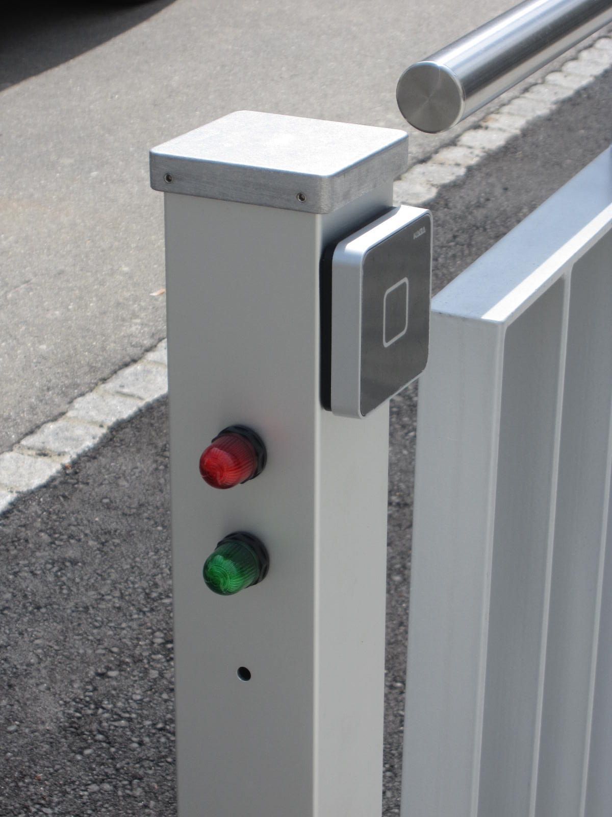 Mit einer erweiterten Funksteuerung können zusätzliche Apparate oder Einrichtungen angesteuert werden (z.B. Gartenbeleuchtung, Klingel oder die Belüftung). Funksteuerungen sind auch jederzeit bei bestehenden Anlagen nachrüstbar.