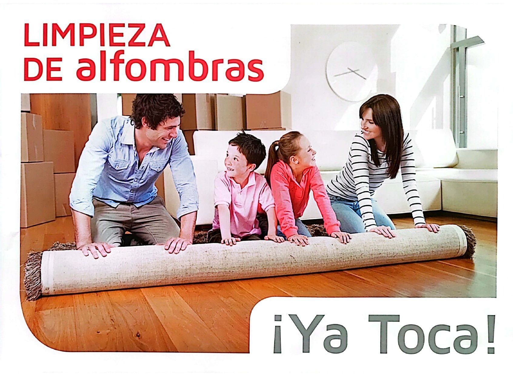 Familia extendiendo una alfombra sobre un piso de madera; texto: 