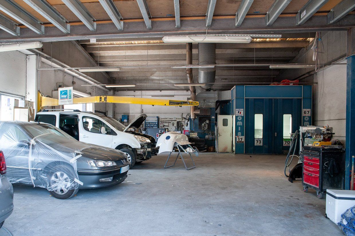 Voiture en élévation pour changement de roue