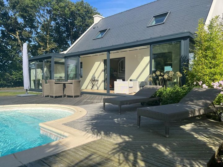 Véranda posée le long d'une maison