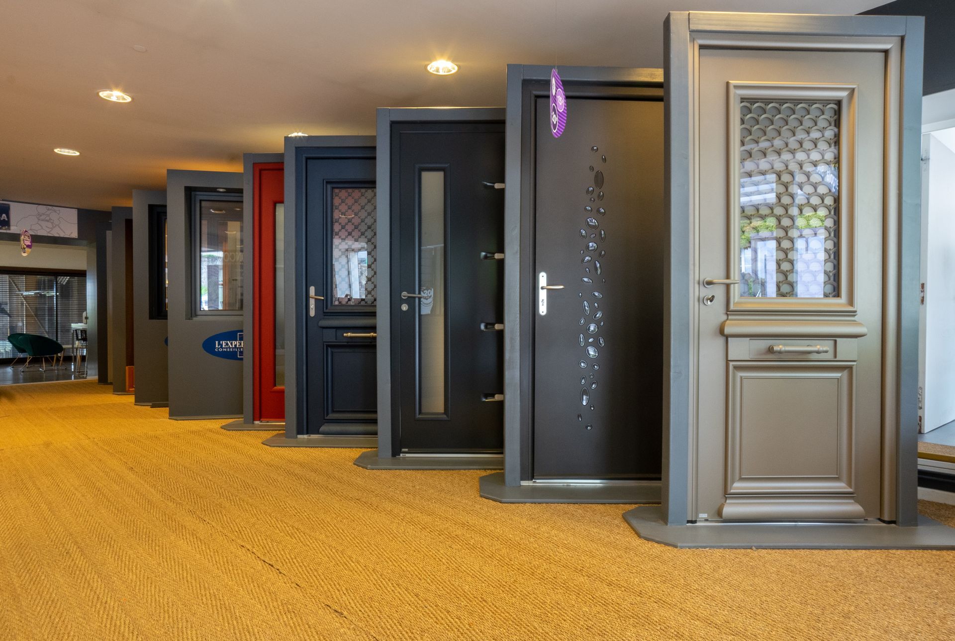 Portes d'entrée en exposition dans un showroom