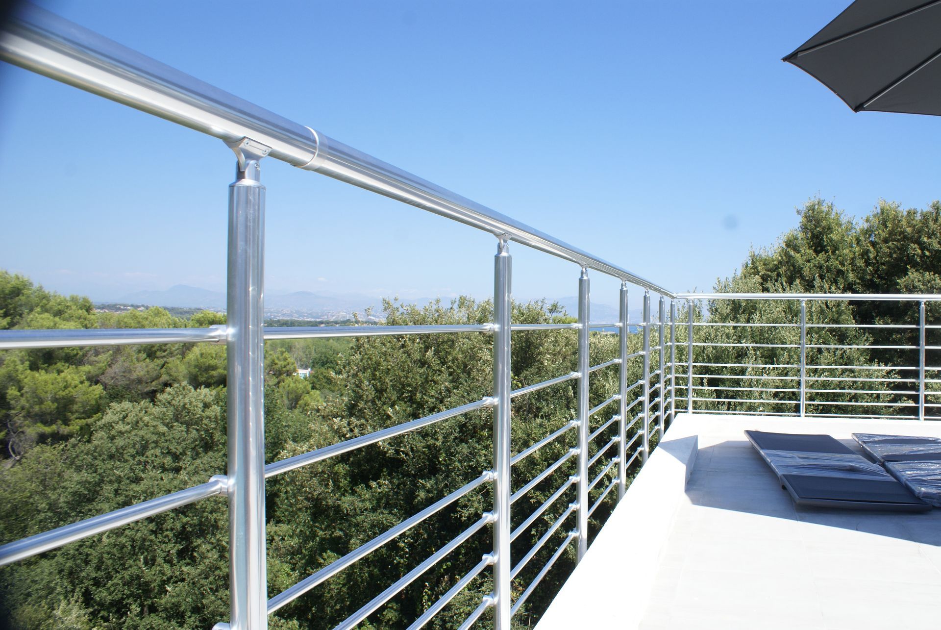 Garde-corps en aluminium sur un balcon