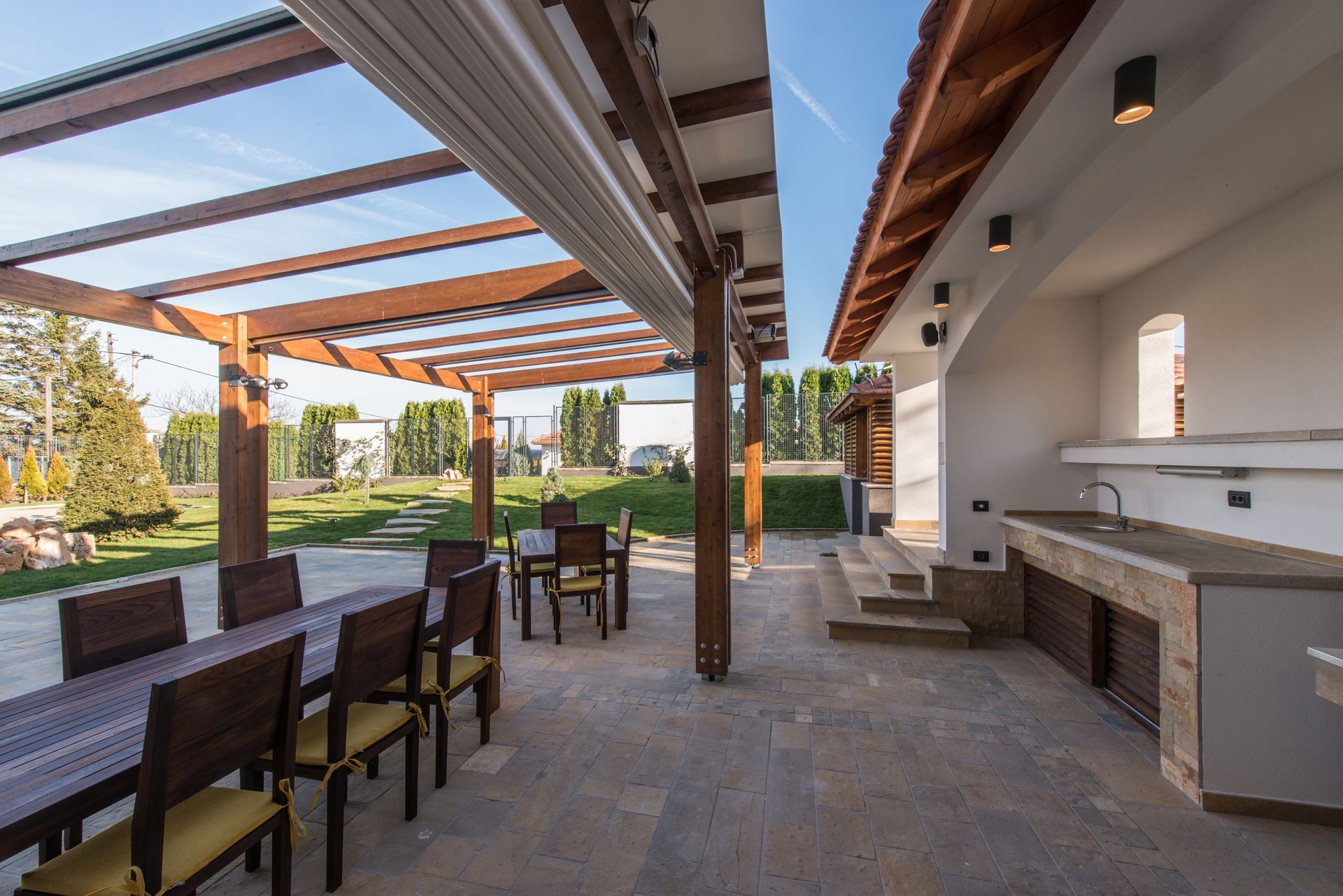 Pergolas et cuisine d'été en bois