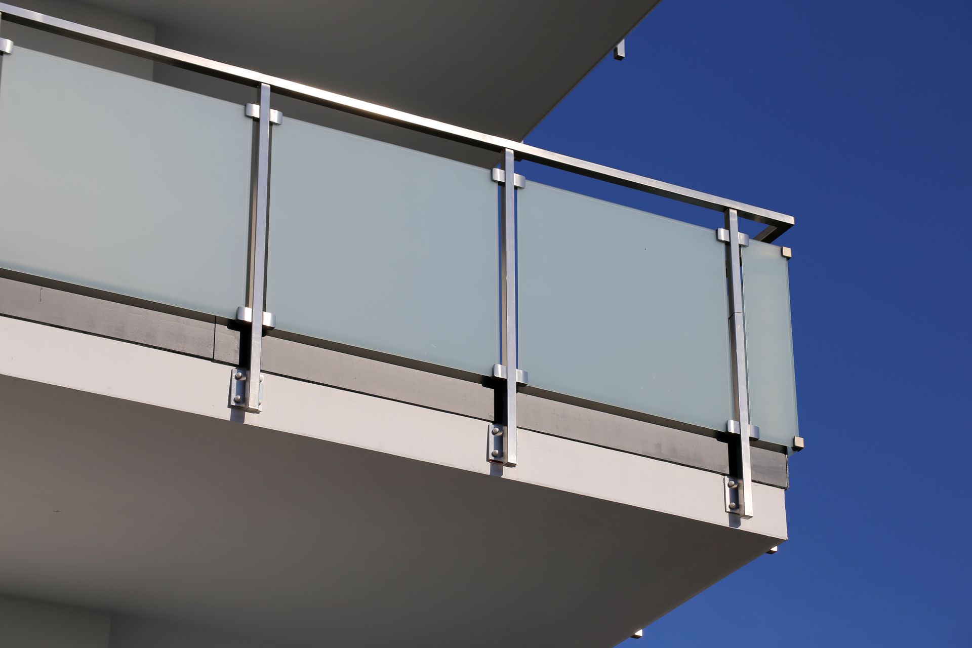 Garde-corps vitré et opaque sur un balcon