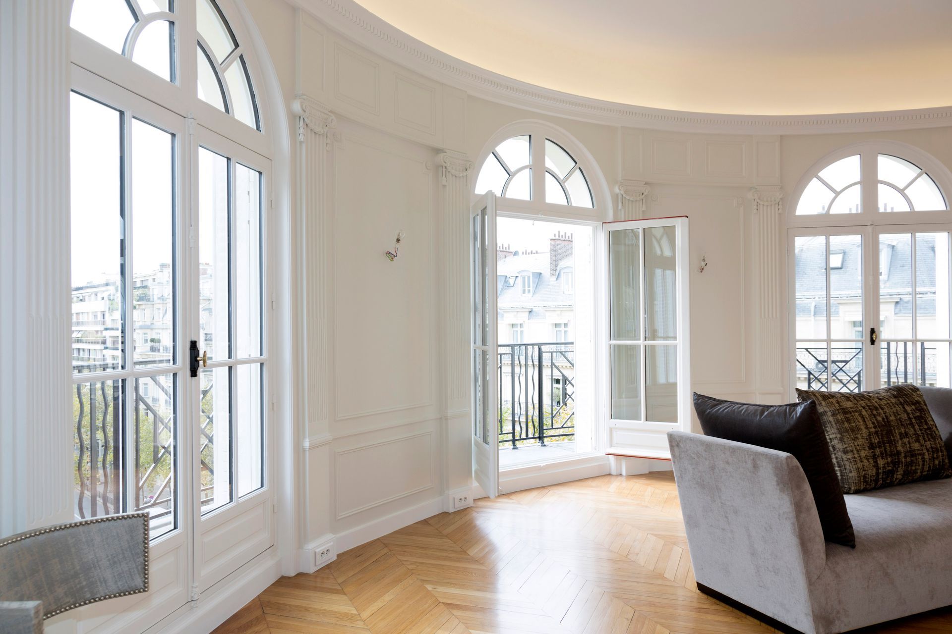 Fenêtres arrondies dans un appartement haussmannien
