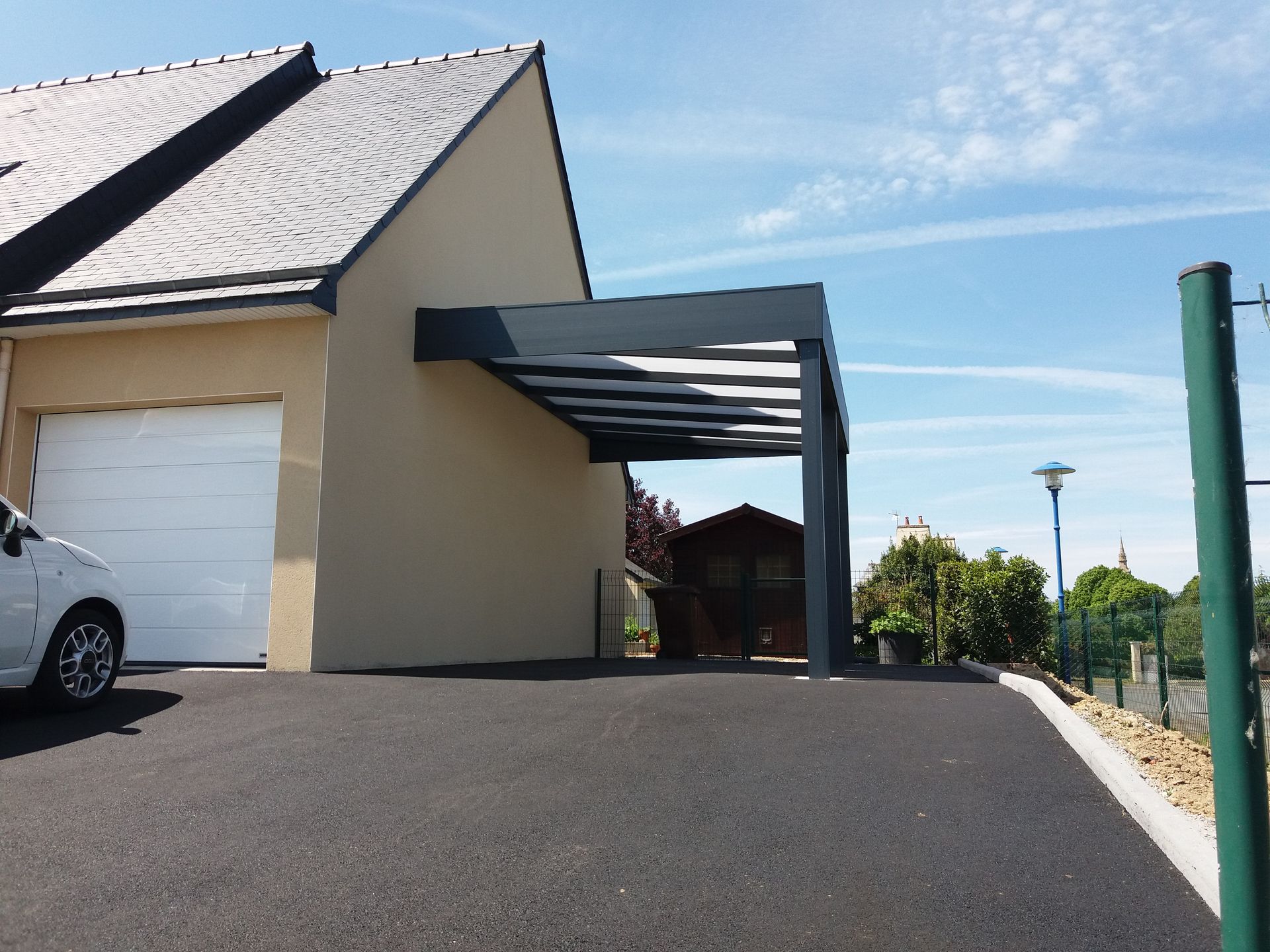 Carport en aluminium sur le côté d'une maison particulière