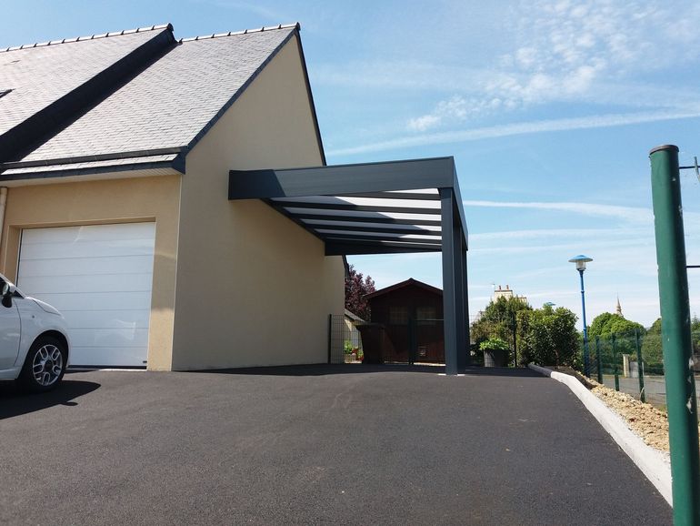 Carport en aluminium sur le côté d'une maison particulière