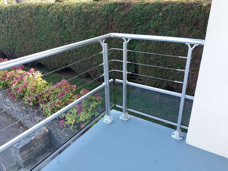 Garde-corps semi-vitré en aluminium sur un balcon