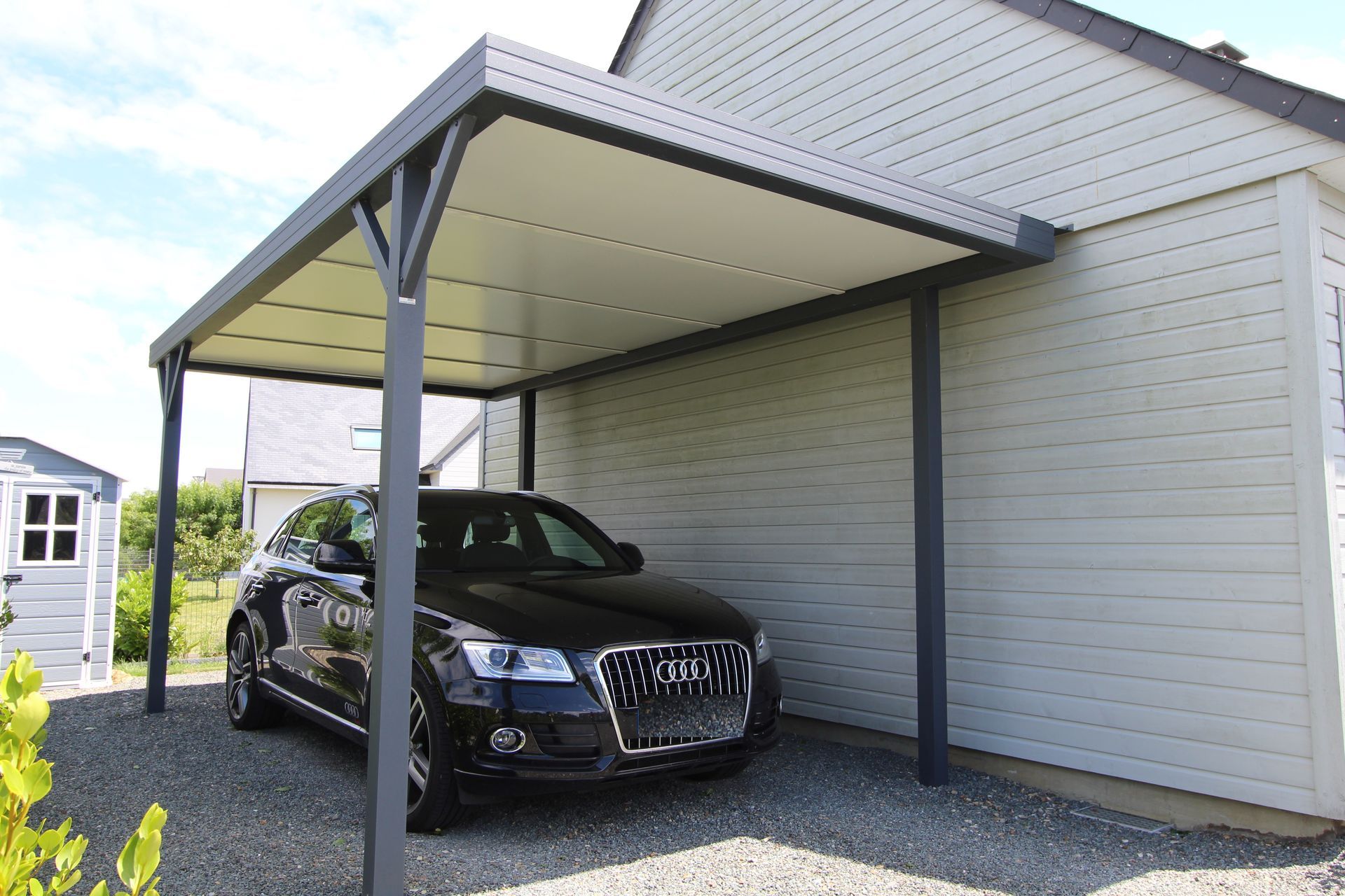 Carport aluminium abritant une voiture