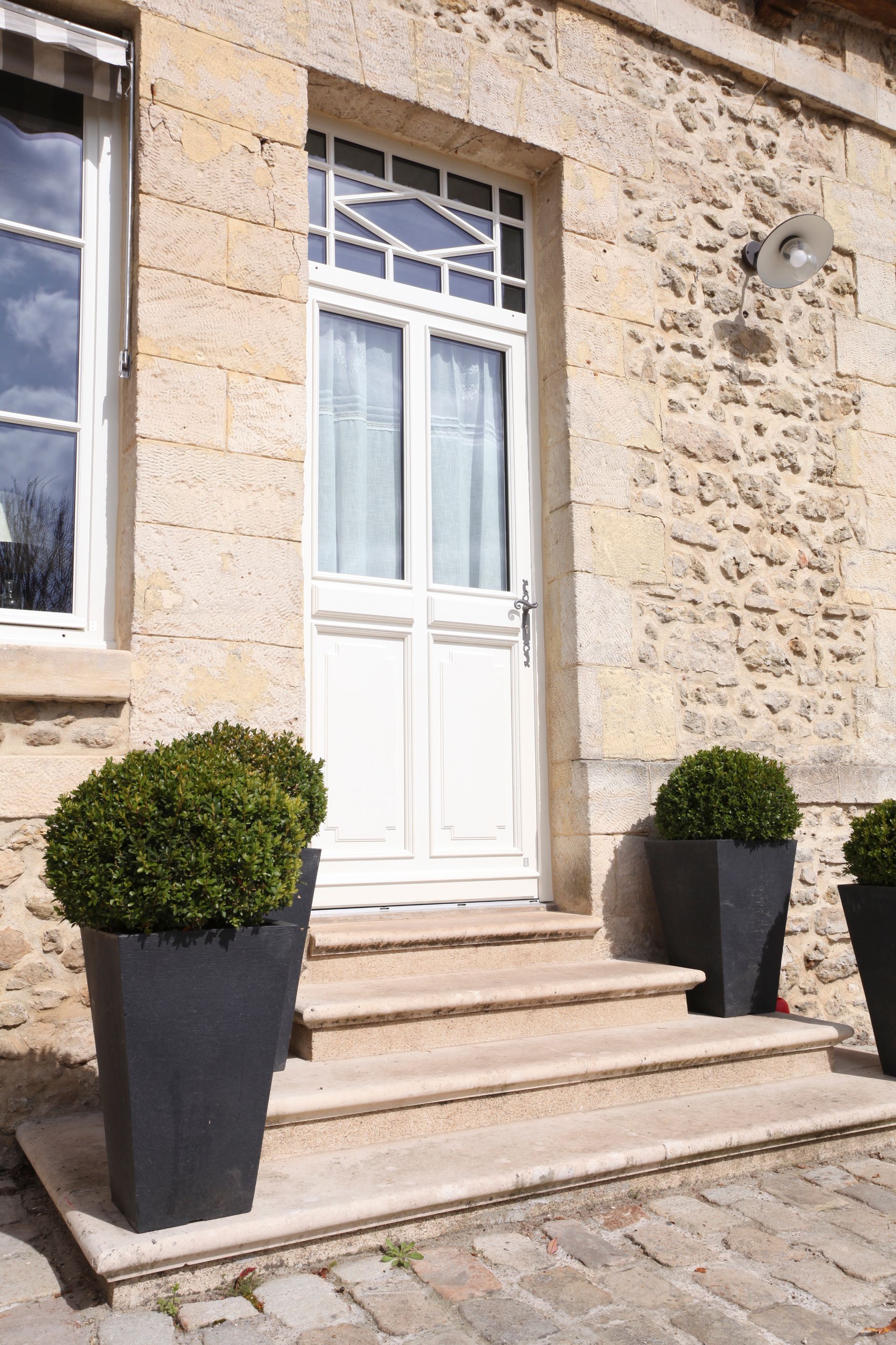 Porte d'entrée avec une poignée en fer forgé
