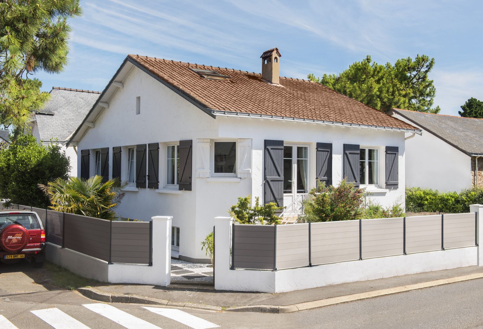 Volets battants en Z de couleur grise