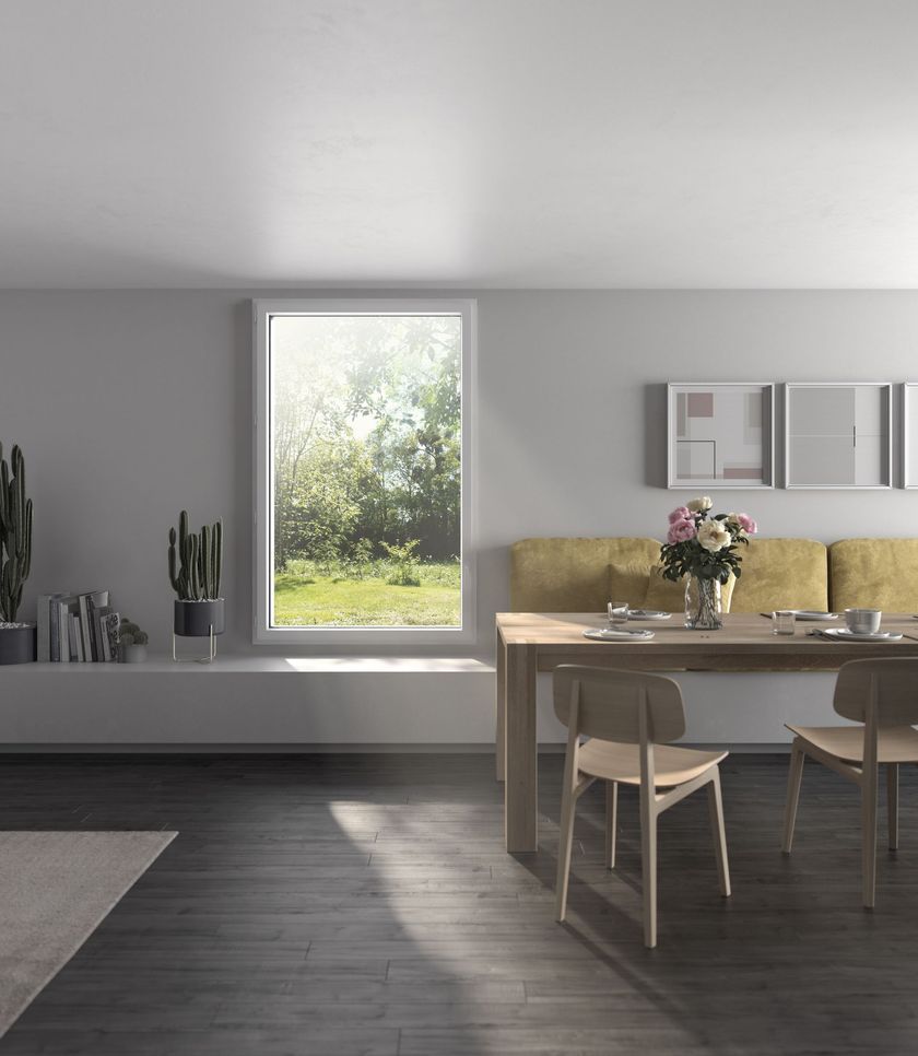 Fenêtre au niveau d'une banquette de salon