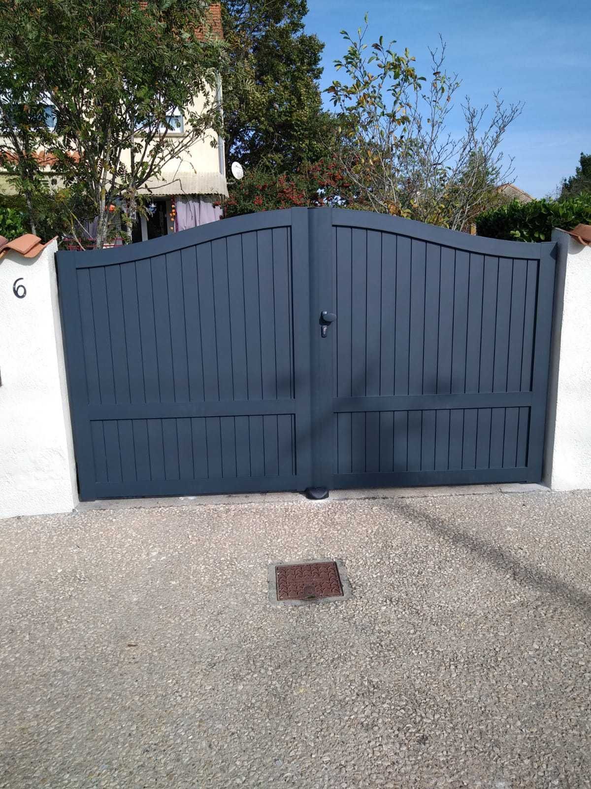 Portail battant à l'entrée d'une propriété