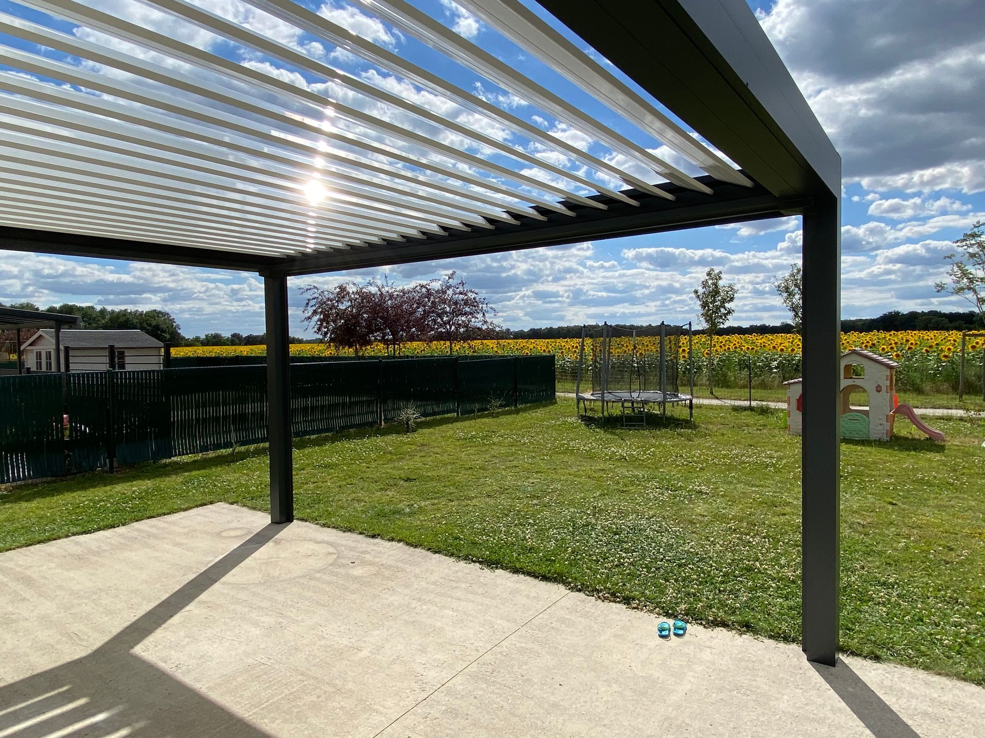Pergolas protégeant une terrasse en béton