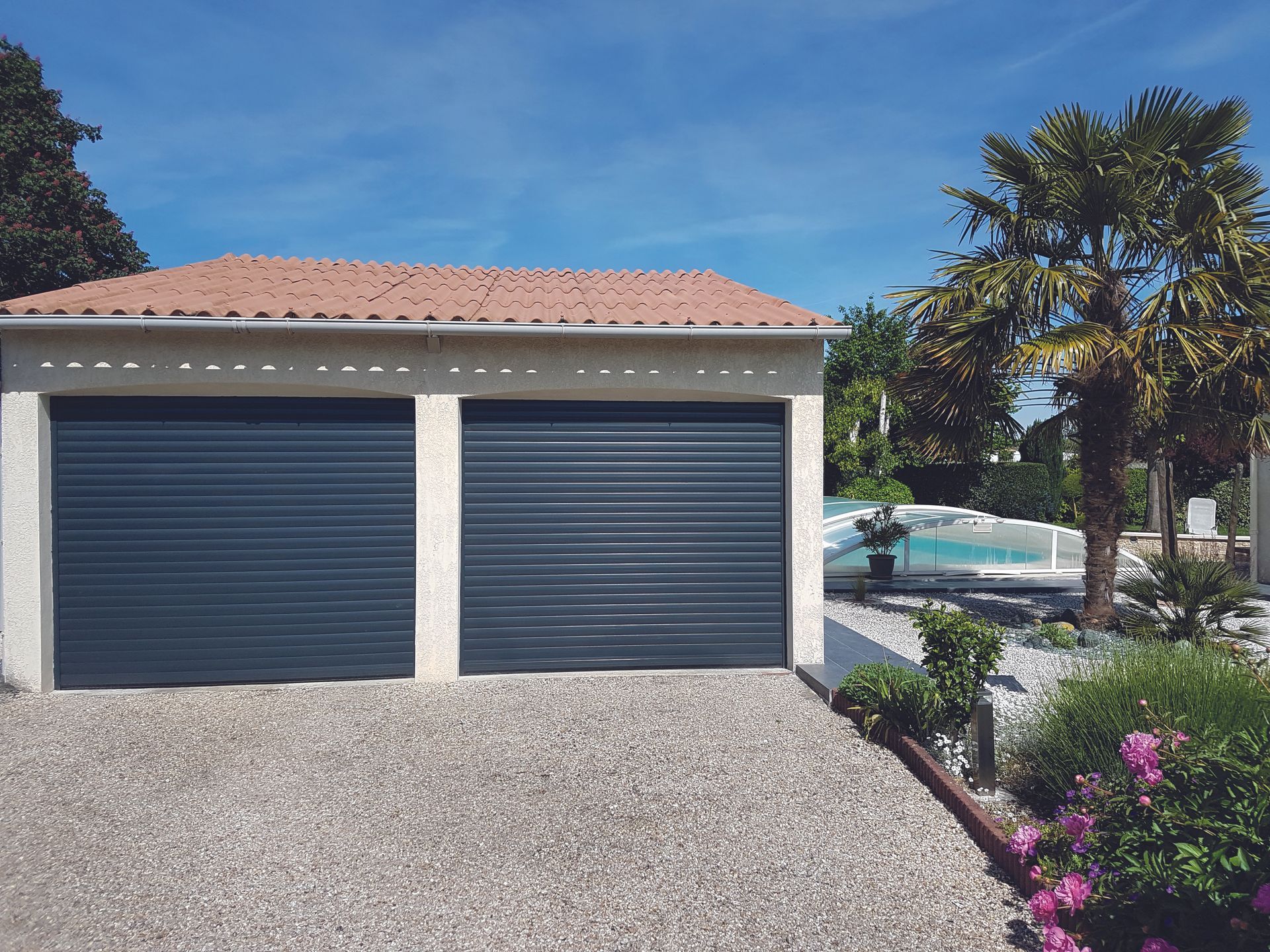 Deux garages attenants à une piscine extérieure