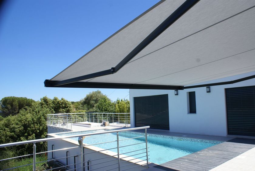Store banne blanc pour terrasse extérieure