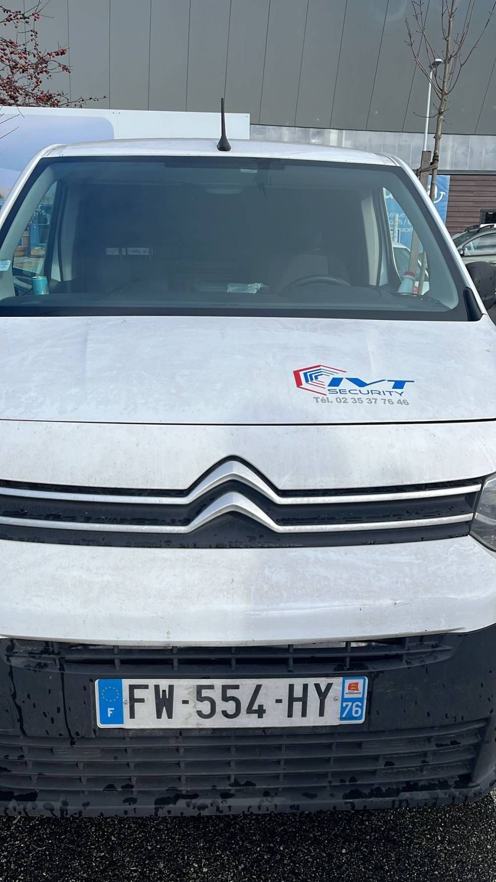 Vue de face d’un fourgon Citroën blanc avec une plaque d’immatriculation française, garé à l’extérieur