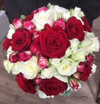 Abbildung weiss-roter Blumenstrauch mit Rosen