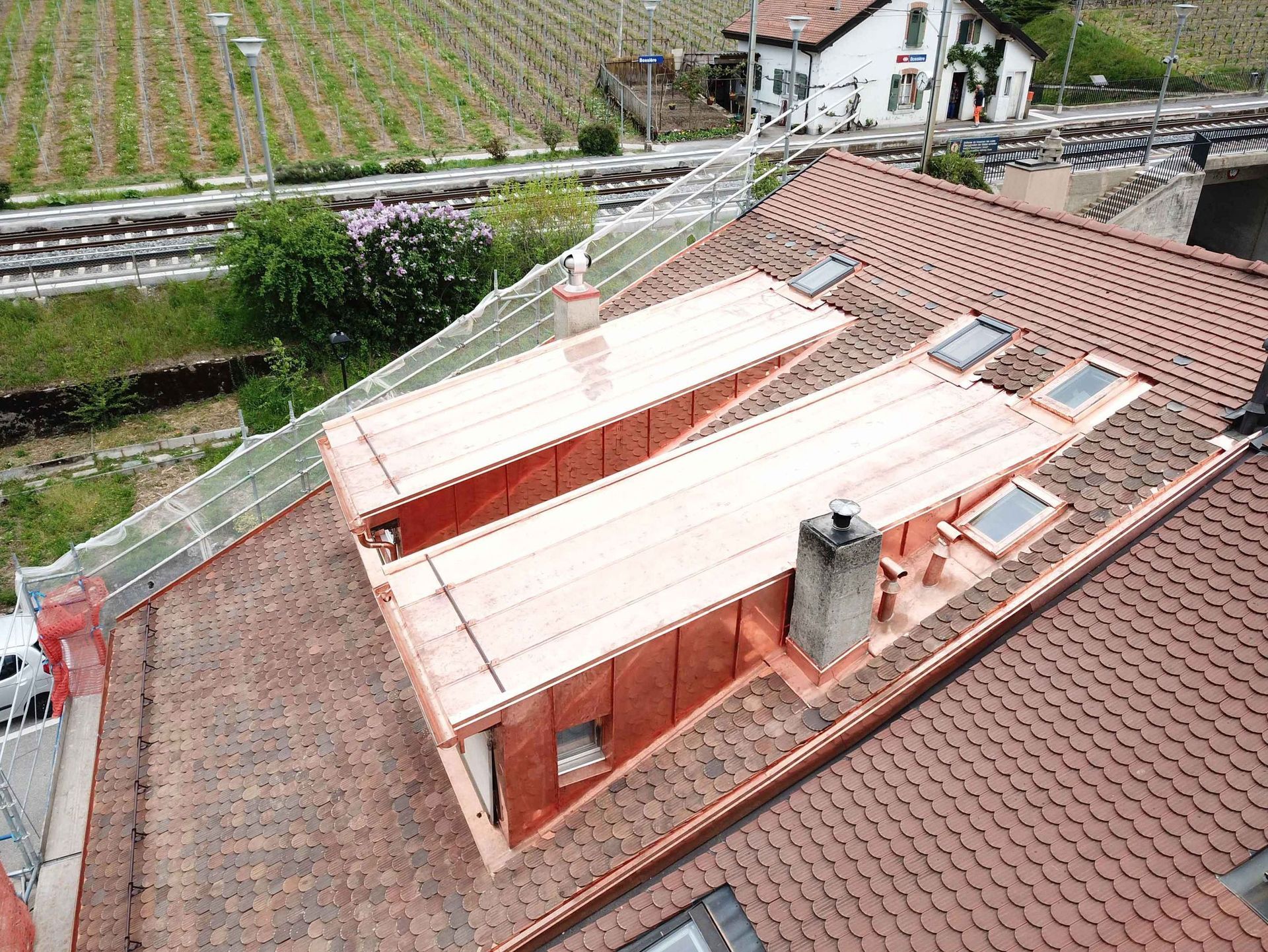 Ferblanterie en cuivre, couverture en tuile plate arrondi brun à Lutry