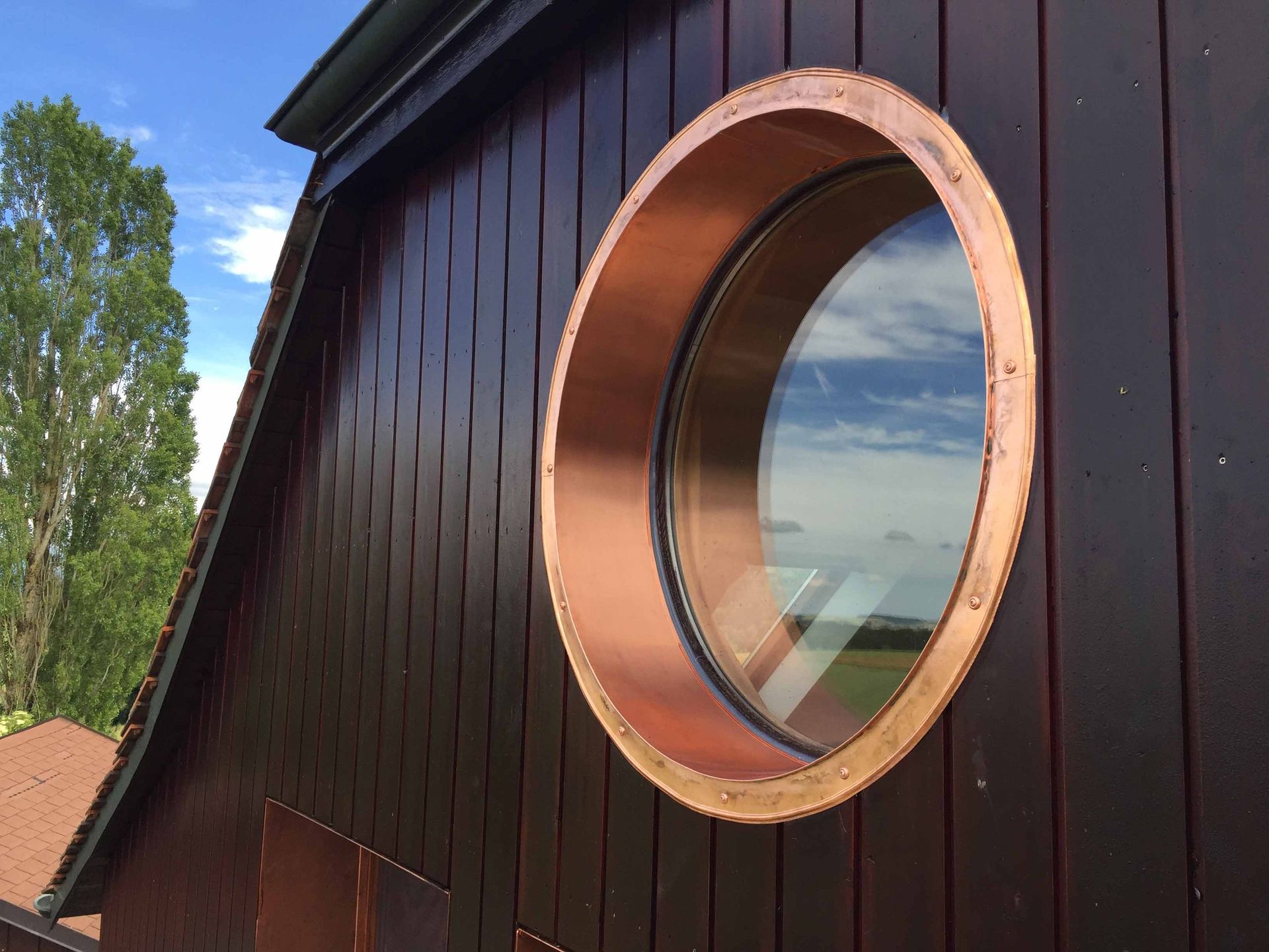 Œil de bœuf en cuivre fait artisanalement à Villars-Mendraz