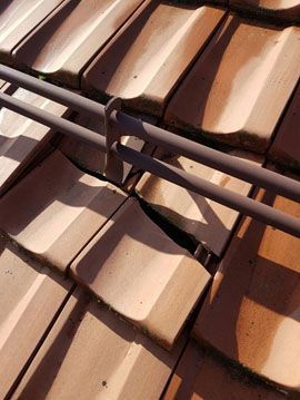 Tuiles cassées sous barre de sécurité à Monblesson