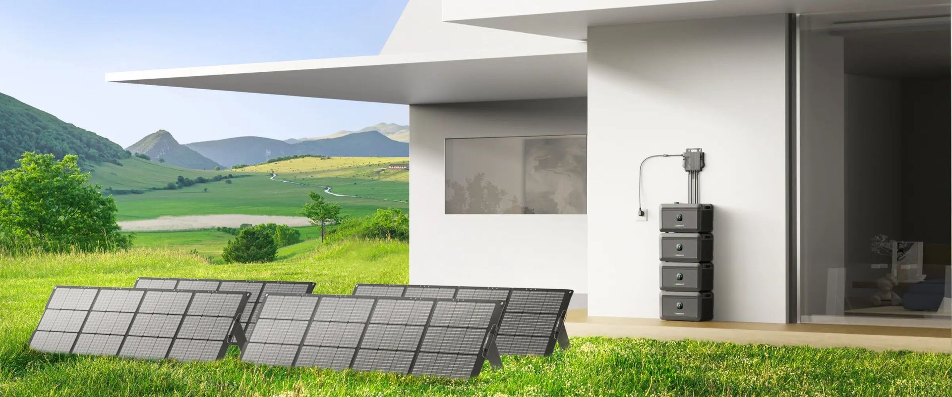 Ein Haus mit vielen Solarmodulen auf der Wiese davor.