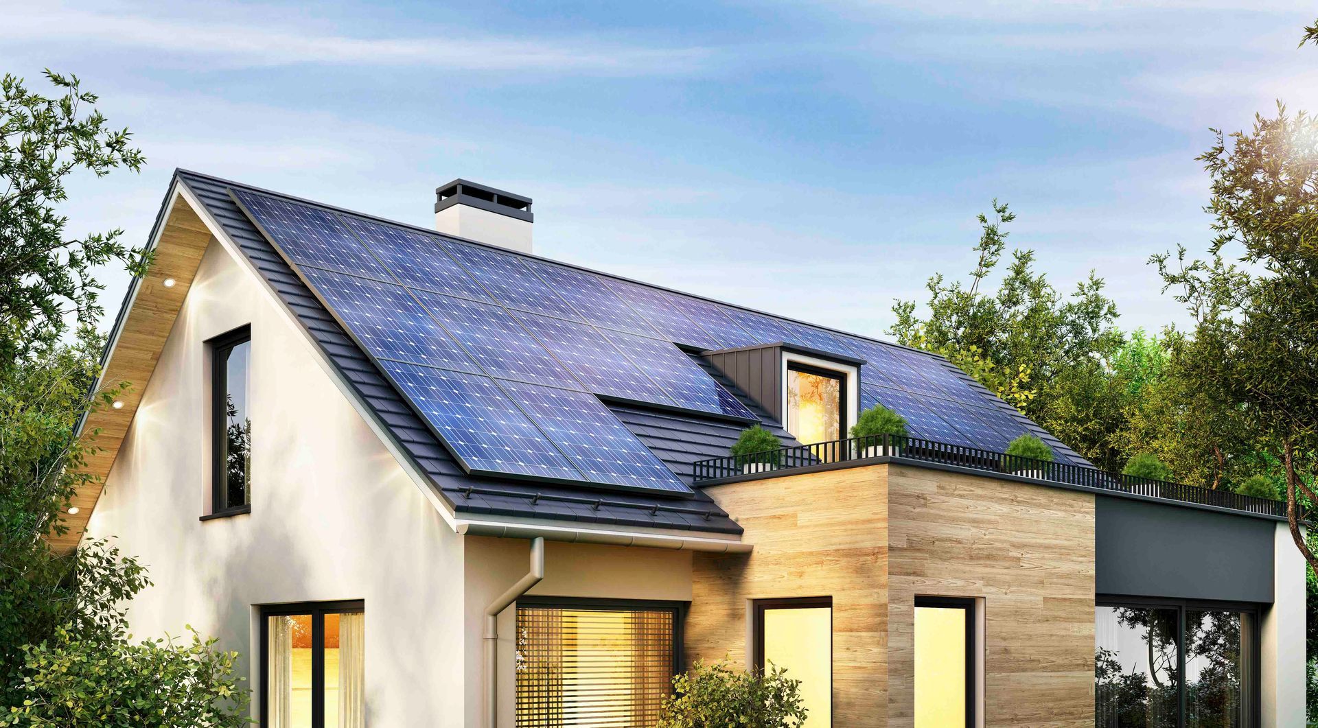 Ein Haus mit Sonnenkollektoren auf dem Dach ist von Bäumen umgeben.