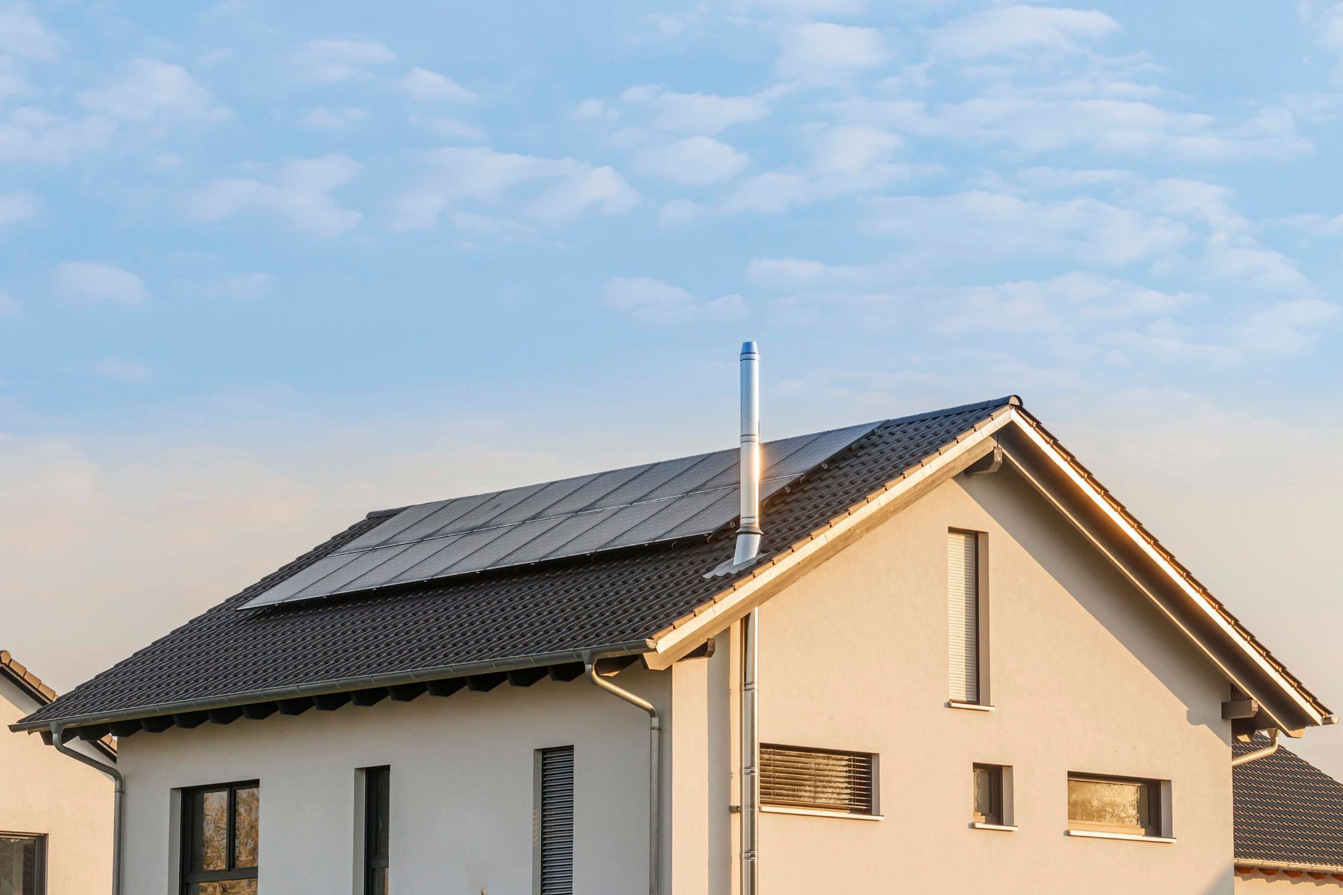 Ein Haus mit Sonnenkollektoren auf dem Dach