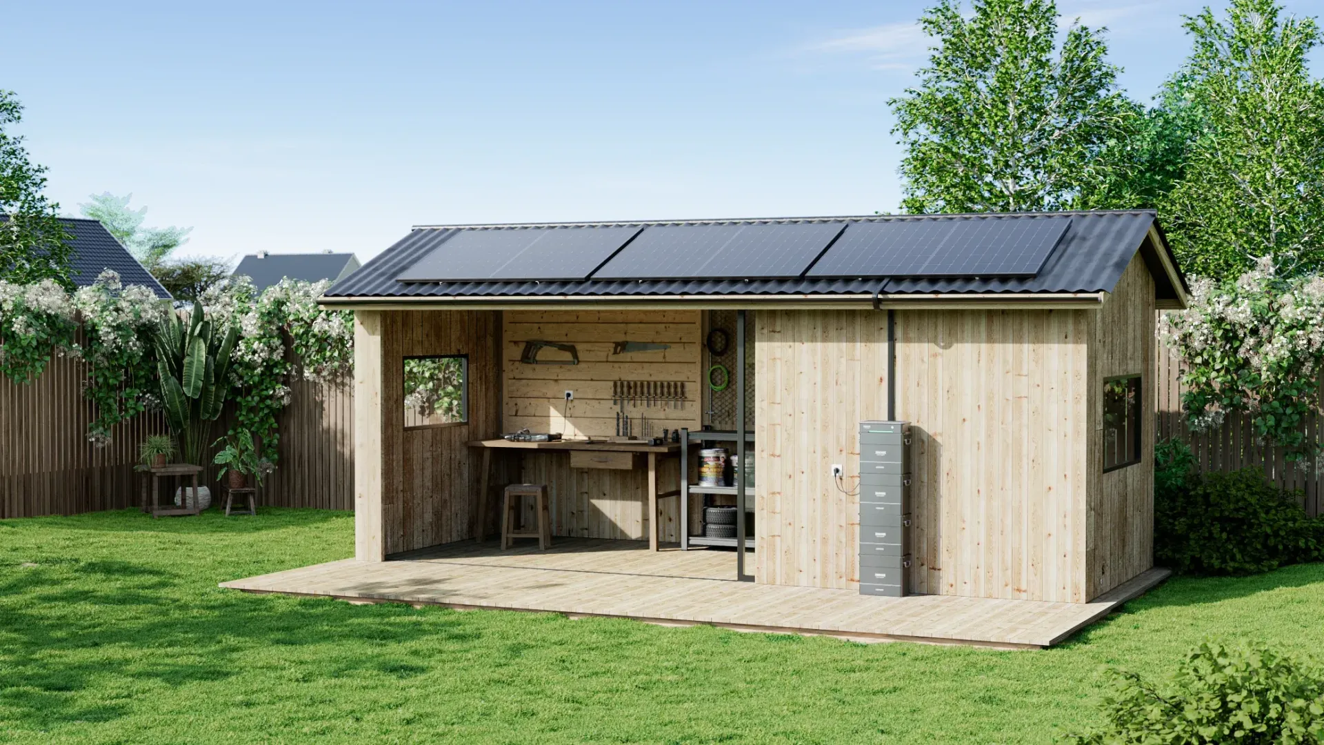 Ein Holzschuppen mit Sonnenkollektoren auf dem Dach in einem Hinterhof.