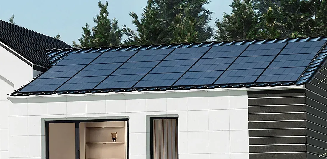 Ein Haus mit vielen Sonnenkollektoren auf dem Dach