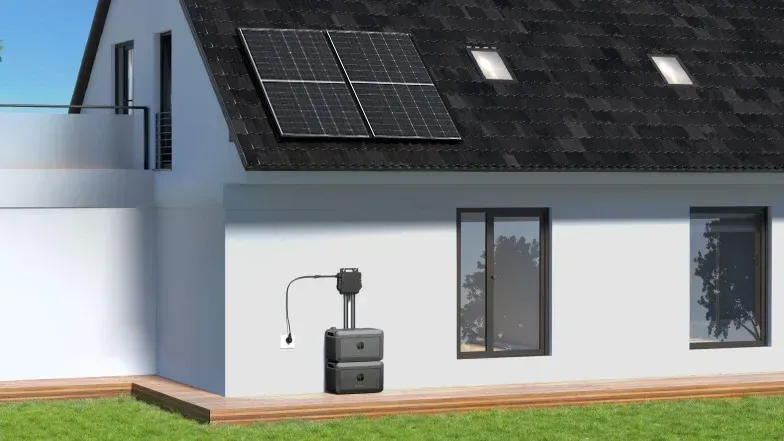 Ein Haus mit vielen Sonnenkollektoren auf dem Dach