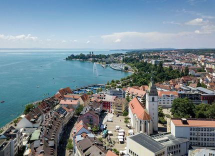 Eine Luftaufnahme einer Stadt neben einem Gewässer