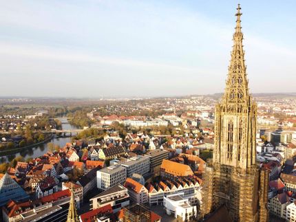 Eine Luftaufnahme einer Stadt mit einem großen Turm in der Mitte