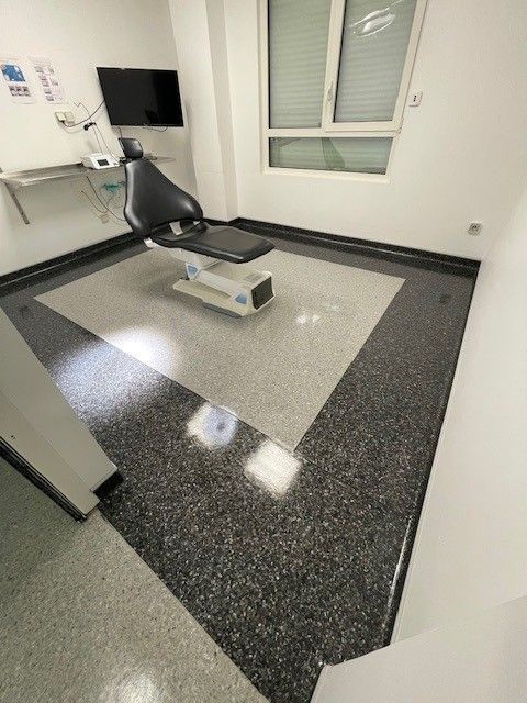 Bloc opératoire avec un siège au milieu