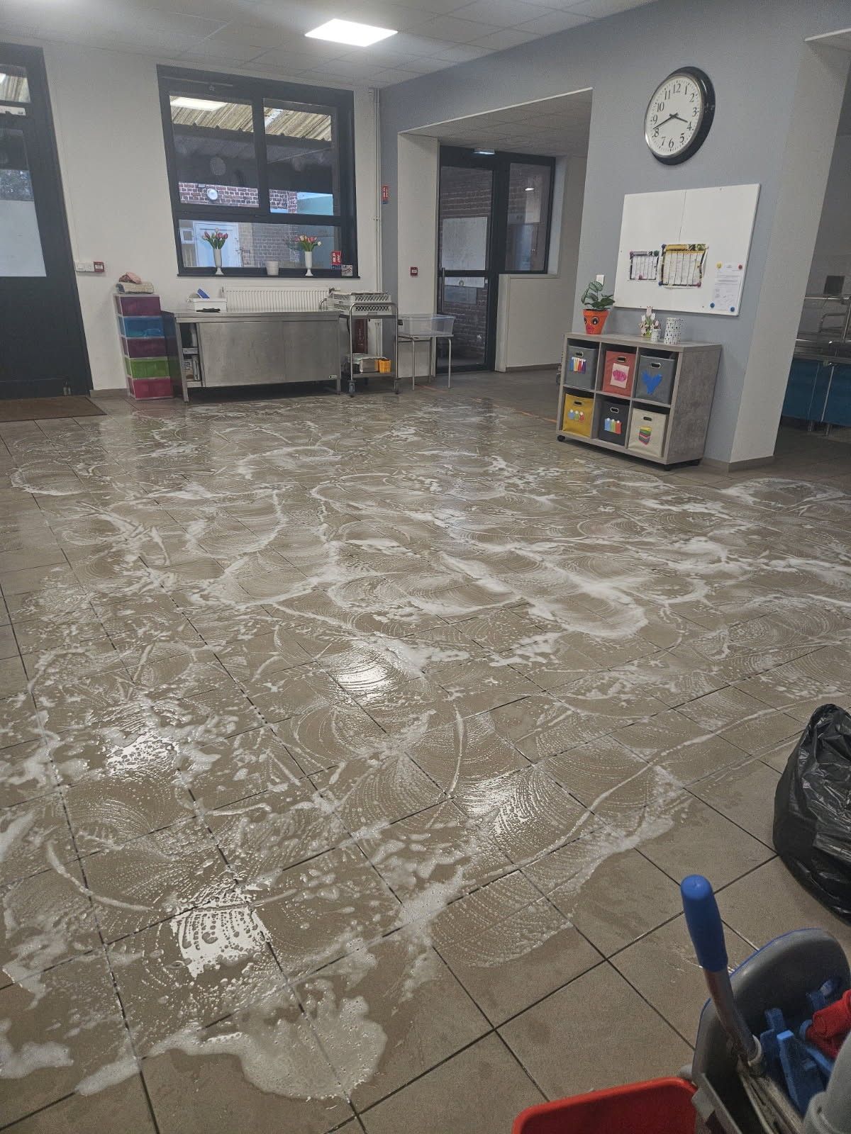 Salle au sol carrelé avec du savon