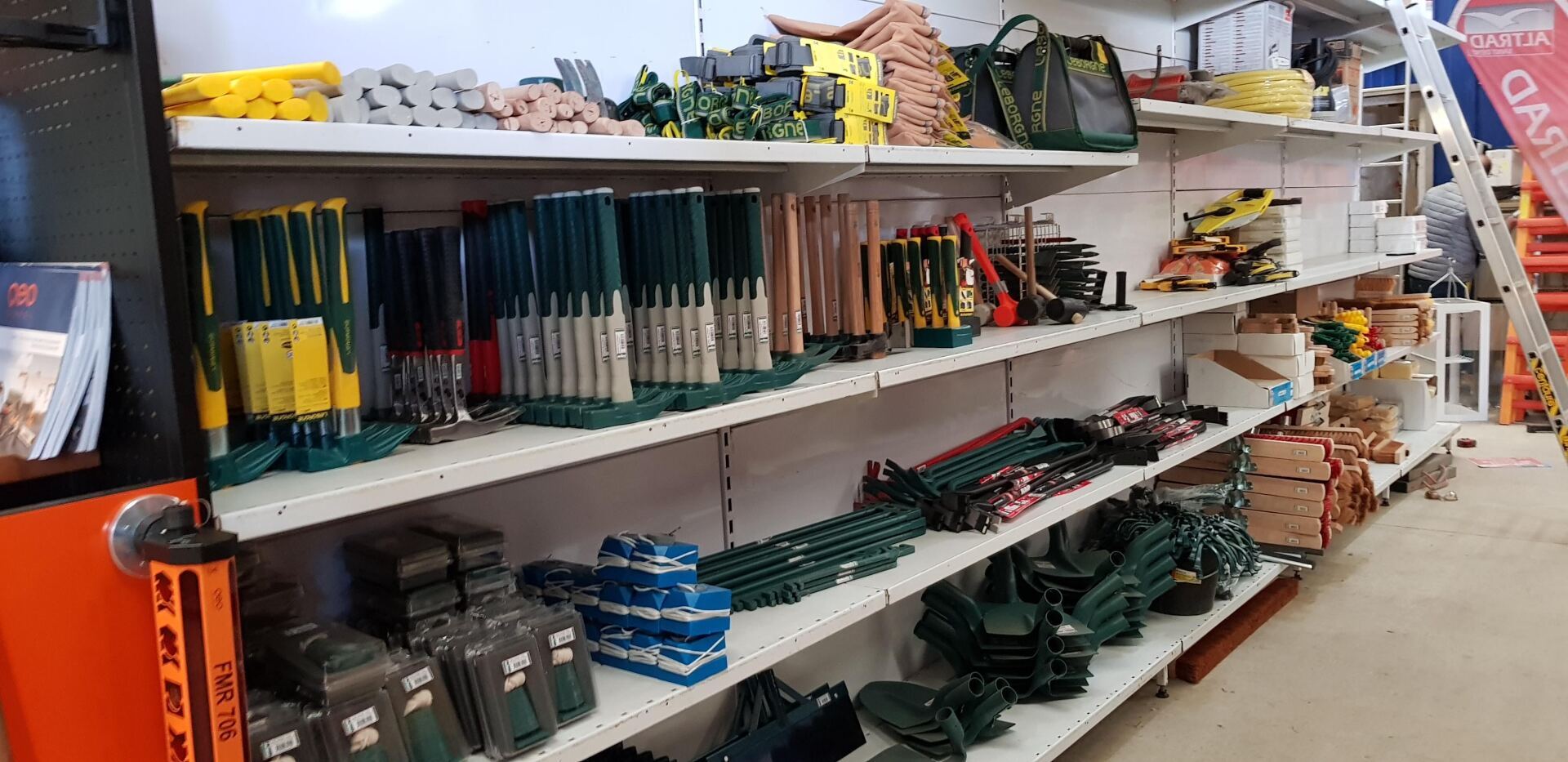 Une variété d'outils de construction