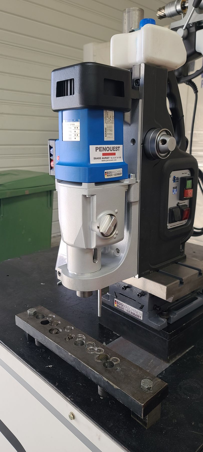 Une fraiseuse de couleur grise et bleue