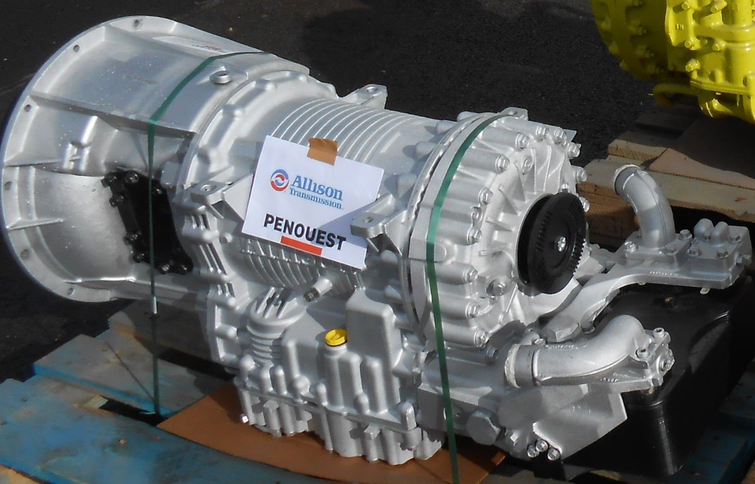 Un moteur de la marque Allison sur un carton