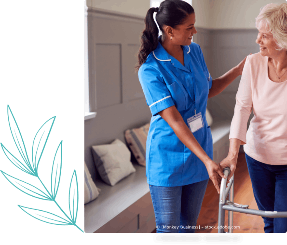 Eine Krankenschwester hilft einer älteren Frau beim Benutzen einer Gehhilfe. Ergotherapie Praxis Anita Goetjes