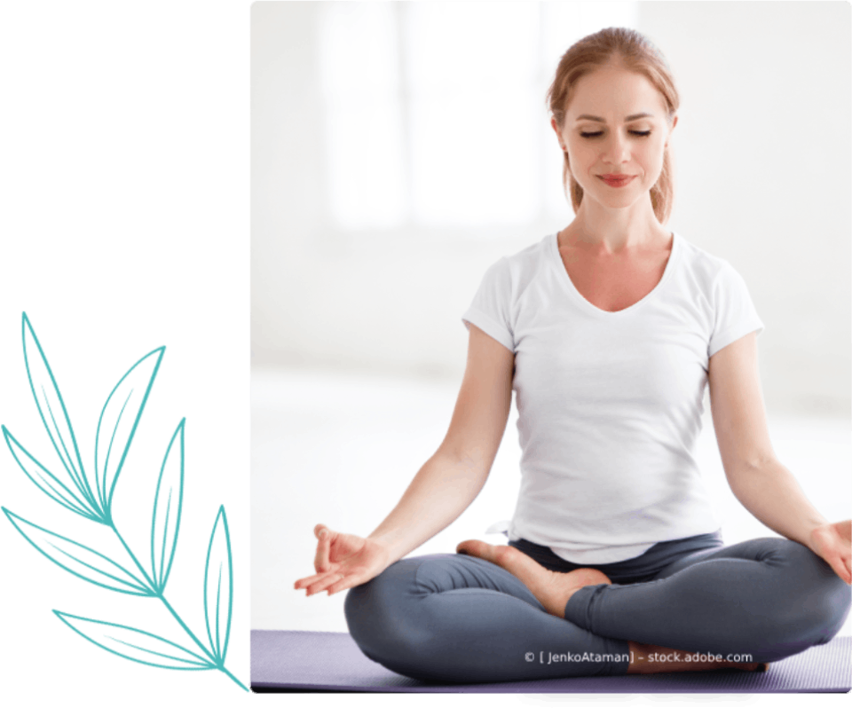 Eine Frau sitzt im Lotussitz auf einer Yogamatte, Ergotherapie Praxis Anita Goetjes
